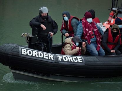 Una lancha de la patrulla fronteriza británica transporta migrantes rescatados en el canal de La Mancha al puerto de Dover, Reino Unido, el pasado miércoles.