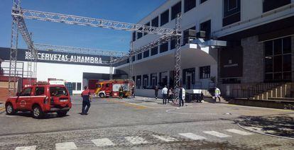 Intervenci&oacute;n de los bomberos en la planta de Alhambra en Granada.