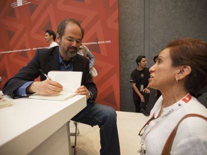 Juan Villoro firma un libro en la presentaci&oacute;n de &#039;One hit wonder&#039;.