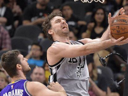 Pau Gasol lanza ante Papagiannis.