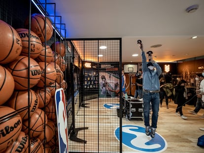 Un recorrido interactivo gratuito en la tienda de Movistar del edificio de Telefónica en la calle de Gran Vía de Madrid.