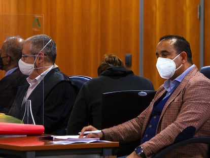 Sara, de espaldas, durante el juicio celebrado esta semana en la Audiencia Provincial de Málaga.