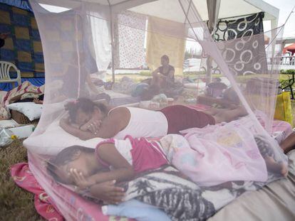 Familias en el aeropuerto de Portoviejo.