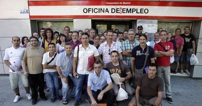 Los empleados de mobiliario urbano, ante el INEM en el barrio del Pilar.