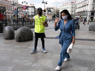 Una mujer rechaza la oferta de un anunciante de Compro Oro el miércoles pasado en la Puerta del Sol de Madrid.