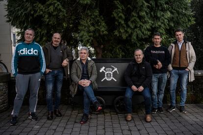 Desde la izquierda, Mario Rivas, Pablo Ménguez, Javier Delgado, Ángel Gutiérrez, Felipe Gutiérrez y Arsenio Pérez, todos extrabajadores de las minas de carbón, el 6 de febrero en Villablino (León).
