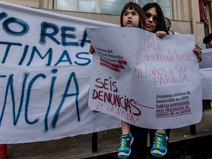 Una mujer y un infante durante una protesta en Santiago de Chile por un feminicidio en la Región de Los Lagos en 2019.