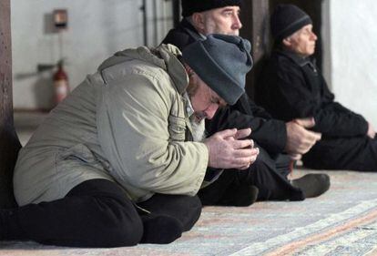 Varios t&aacute;rtaros rezan en la Gran Mezquita de Bachsijar&aacute;i, en Crimea.