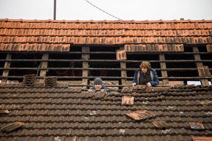 Una mujer mira desde el techo de una casa dañada después de un terremoto de magnitud 5.2, en el pueblo de Brest Pokupski, Croacia. El seísmo y sus numerosas réplicas se notaron en Zagred y en buena parte del país.