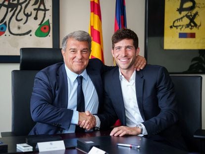 Sergi Roberto con Laporta en tras la firma de la renovación este viernes en las oficinas del Camp Nou.