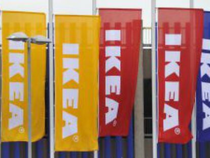 Banderas de la cadena sueca de muebles y decoraci&oacute;n IKEA.