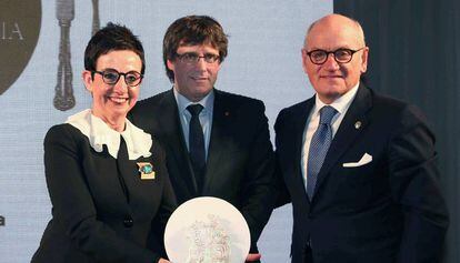 Carme Ruscalleda recibe el Premio Nacional de Gastronom&iacute;a 2016, acompa&ntilde;ada por el presidente de la Generalitat Carles Puigdemont. 
