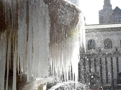 Una fuente nevada este lunes en Nueva York.