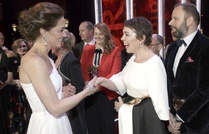 La duquesa de Cambridge, Kate Middleton, saluda a la actriz Olivia Colman en los premios Bafta, el pasado 10 de febrero, en Londres.
