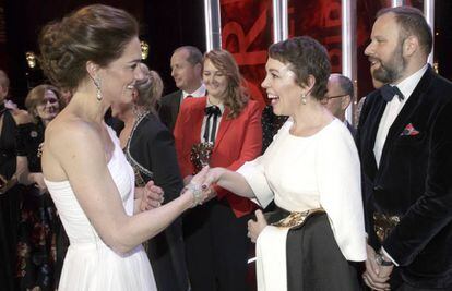 La duquesa de Cambridge, Kate Middleton, saluda a la actriz Olivia Colman en los premios Bafta, el pasado 10 de febrero, en Londres. 