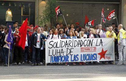 Un grupo de trabajadores de Panrico protesta ante la Audiencia.