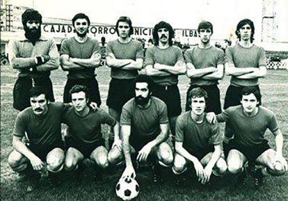 El Getxo de la temporada 1976/77, en un partido jugado en Lasesarre contra el Barakaldo. Arriba: Salaberria, Bilbao, Claudio, Julián, Mediavilla, Susaeta. Abajo: Fernando, Gonzalo, Muñoz, Landeta y Urbiola II.