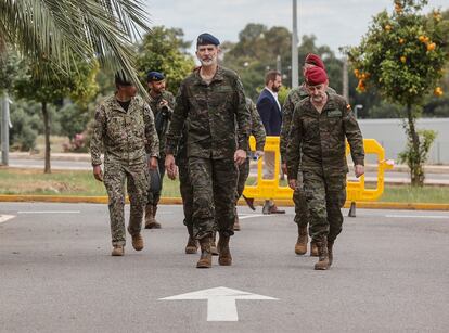 El rey Felipe VI, este miércoles, a su llegada al Cuartel General Terrestre de Alta Disponibilidad y el Regimiento de Operaciones de Información, en la Base Jaime I, en Bétera (Valencia).