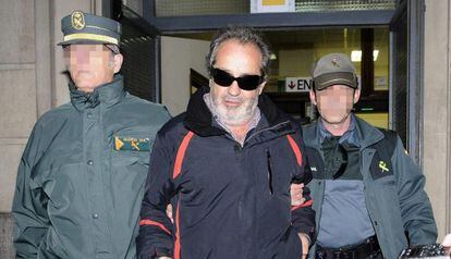 Lanzas sale escoltado por la Guardia Civil camino de la prisión.