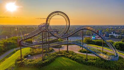 La montaña rusa Tiger and Turtle, en la ciudad alemana Duisburgo, los arquitectos Heike Mutter y Ulrich Genth.
