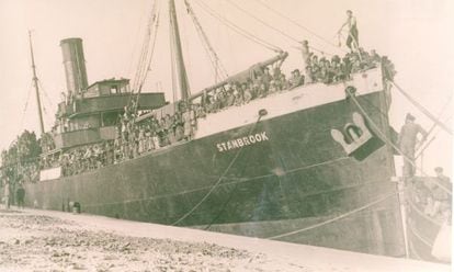 El buque Stanbrook, fondeado en el puerto de Or&aacute;n en 1939.