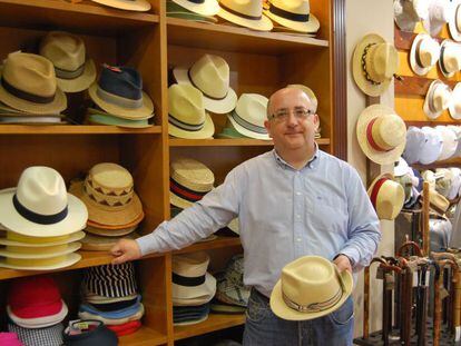 Luis Bobes, gerente de la sombrerer&iacute;a Albi&ntilde;ana, fundada en 1924 y presente en ocho redes sociales.