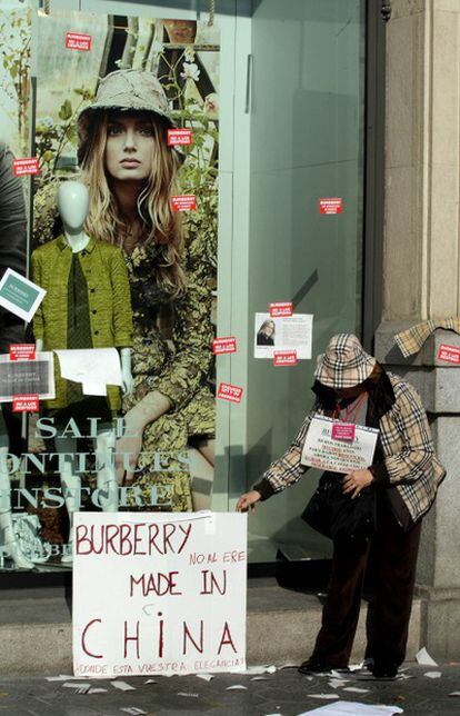 Varios trabajadores se habían concentrado en febrero del año pasado, frente a la tienda de Burberry en Barcelona, para protestar por el ERE.