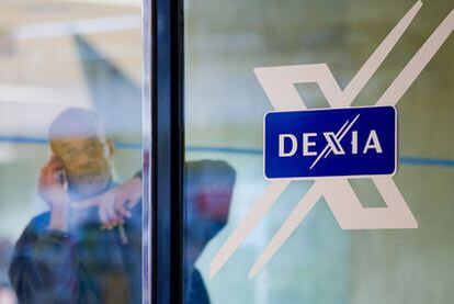 Un empleado de Dexia, en una oficina de la entidad en Bruselas.