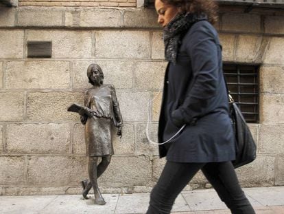 Escultura de bronce 'Tras Julia' en la calle Pez.