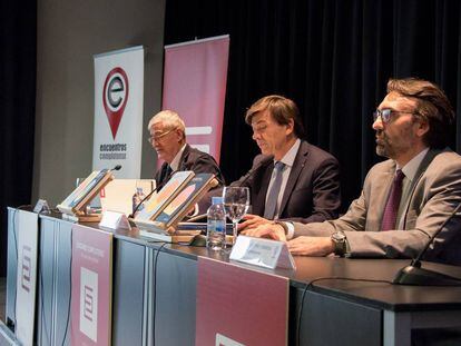 Desde la izquierda, Juan Miguel Hern&aacute;ndez (presidente CBA), Carlos Andradas (rector UCM) y Antonio L&oacute;pez (director Ediciones Complutense), en la presentaci&oacute;n del sello en el C&iacute;rculo de Bellas Artes.