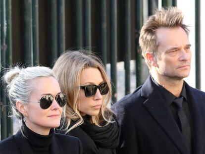 Laeticia Hallyday (I) con los hijos de Johnny Hallyday Laura y David durante el funeral del cantante 