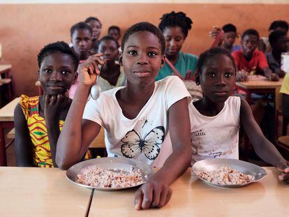 Un grupo de estudiantes come en el comedor de su escuela en Ginea-Bissau.