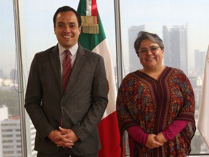 La secretaria de Economía, Raquel Buenrostro, junto al nuevo subsecretario de Comercio Exterior, Alejandro Encinas.