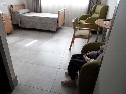 Una anciana en su habitación de una residencia de Madrid, el pasado abril.