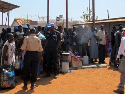 Un grupo de ciudadanos de Juba pide refugio en el complejo de la misi&oacute;n de la ONU en la capital de Sud&aacute;n del Sur. 