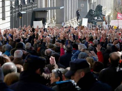 Manifestación de pensionistas a las puertas del Congreso el 22 de febrero. En vídeo, declaraciones de la ministra de Trabajo, Magdalena Valerio.