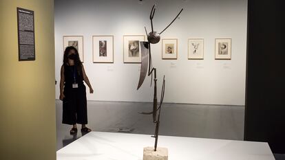 La escultura 'El ángel, el insecto, la bailarina' (1935), de Julio González, y algunos de sus dibujos preparatorios, este martes en el Centro Pompidou de Málaga.