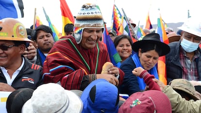 Evo Morales saluda a gente en la marcha hacia La Paz, este jueves.