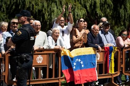 Ciudadanos venezolanos aplauden a Rafael Cadenas, este lunes en Alcalá de Henares.