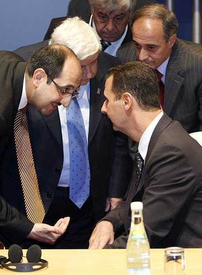 Bachar el Asad (sentado) habla con la delegación siria en París.