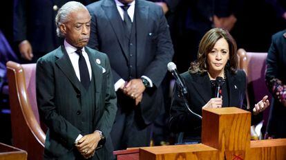 La vicepresidenta de EE UU, Kamala Harris, ofrece un discurso durante el funeral.