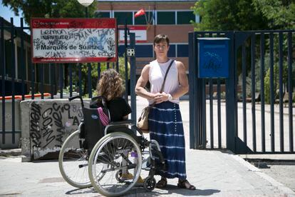 Isabel y su hija Alicia, con discapacidad motórica, en la entrada al instituto Marqués de Suanzes, en Madrid.