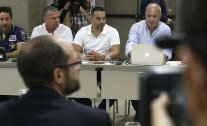 El líder de Coordinadora, Antolín Goya (2d), frente al director de la patronal Anesco, Pedro García (de espaldas), durante una reunión en junio para la reforma de la estiba.