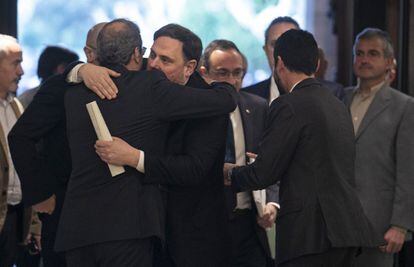 El exvicepresidente de la Generalitat Oriol Junqueras abraza al presidente de la Generalitat, Quim Torra, a su llegada al Parlament.