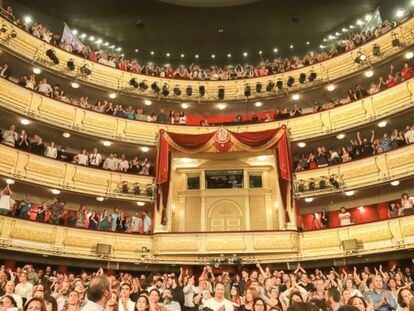 Asistentes al concierto de Loquillo en el Teatro Real de Madrid, el pasado 4 de mayo.