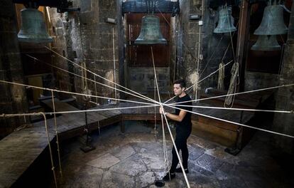 Eliseu M. Roig sujeta los cabos unidos en el centro del campanario de la catedral de Valencia para tocar un 'tranc', que implica mover las cinco campanas a la vez.  