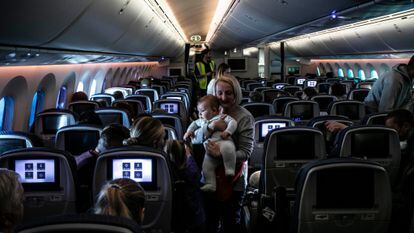 El multimillonario que trae a refugiados en su propio avión