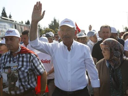 El l&iacute;der opositor del partido socialdem&oacute;crata y laico turco CHP, Kemal Kili&ccedil;daroglu, durante la Marcha de la Justicia.