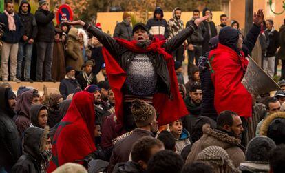 Protestas en el funeral de dos hermanos que murieron en el interior de una mina ilegal, en Yerada, Marruecos, en diciembre de 2017