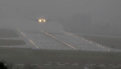 Un avión en el momento de despegar del aeropuerto de Bilbao en pleno temporal.